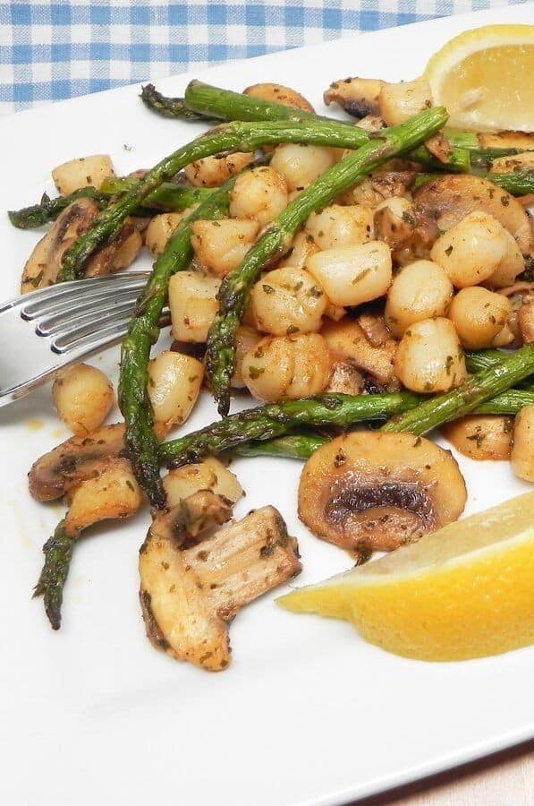 Air Fryer Bay Scallops, Asparagus, And Mushrooms