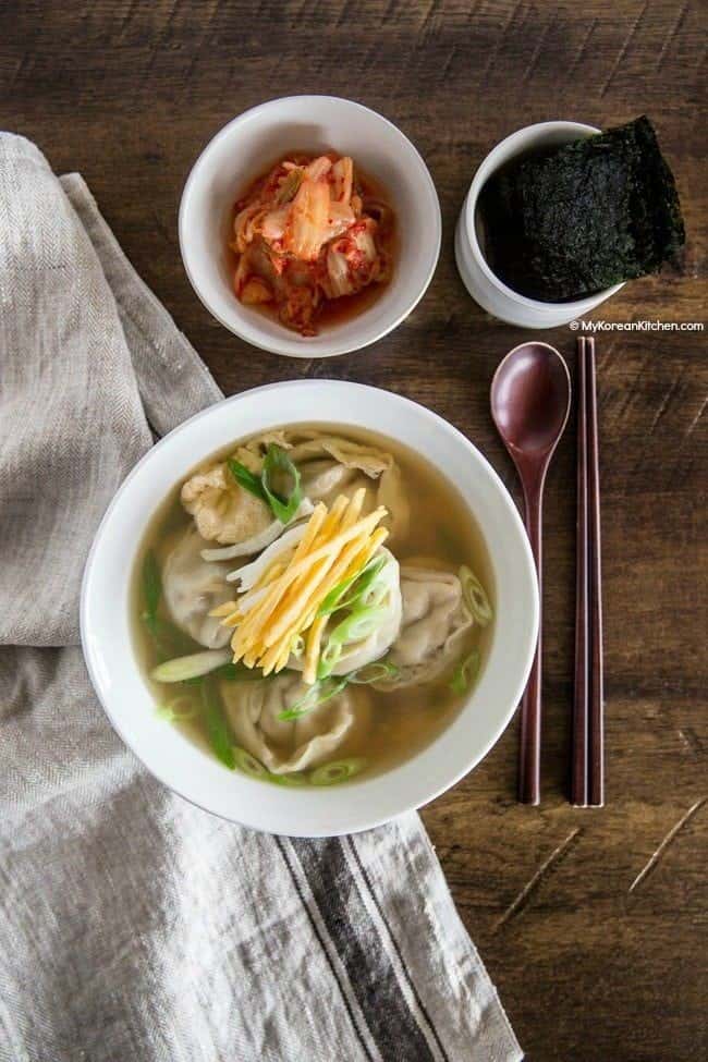 Manduguk (Korean Dumpling Soup)